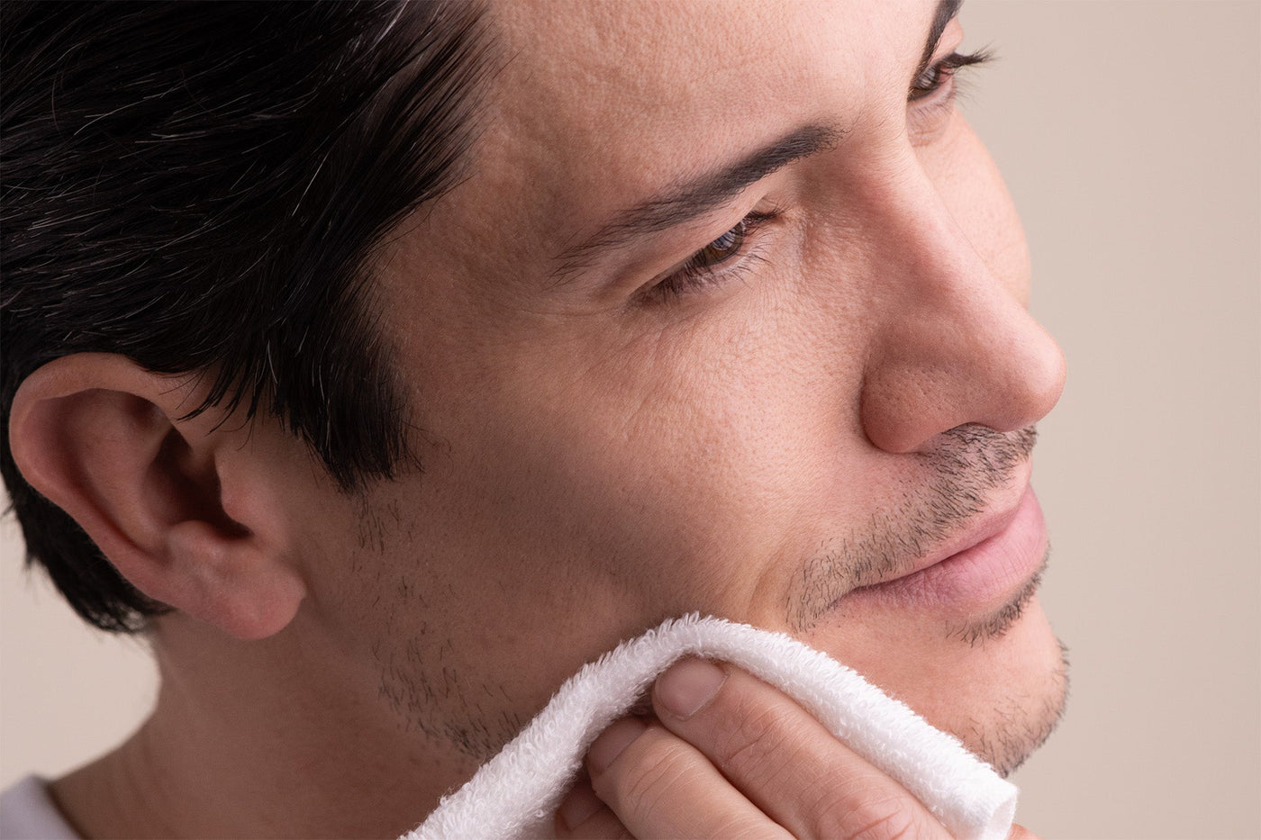 HOW TO CARE FOR YOUR SKIN DURING A LONG-HAUL FLIGHT?
