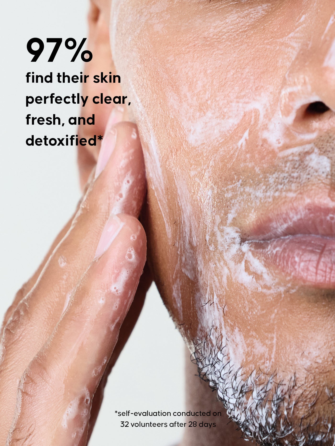 Gros plan d'une personne appliquant un produit de Soins sur son visage avec un texte sur l'éclat et la détoxification de la peau. 97 % trouvent leur peau parfaitement nette, fraîche et détoxifiée.
