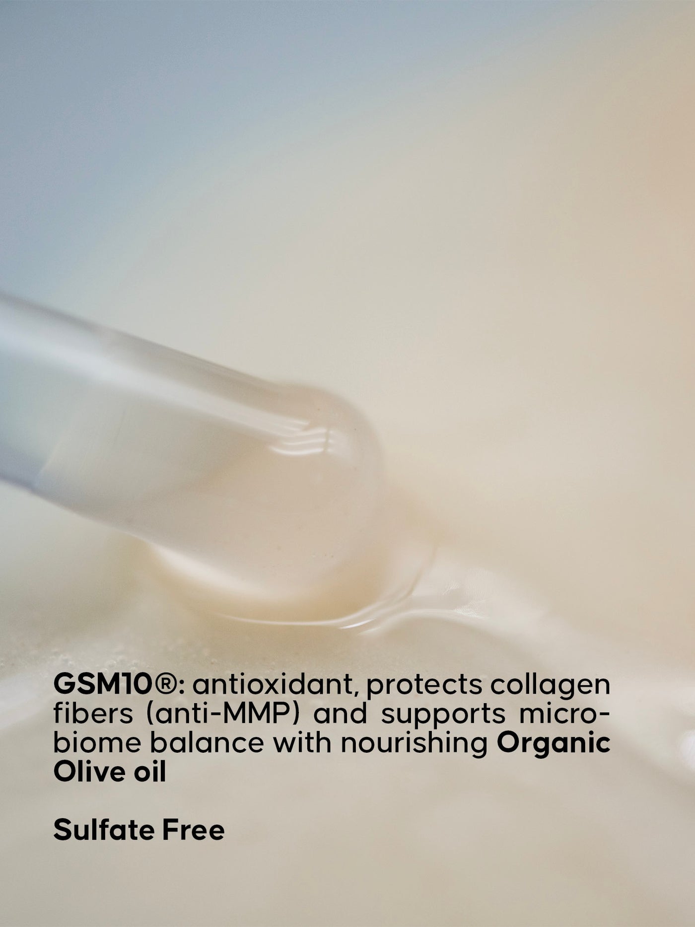 Texture de crème avec texte sur les propriétés antioxydantes de GSM10 sur un arrière-plan flou. Mention indiquant que le produit est sans sulfates